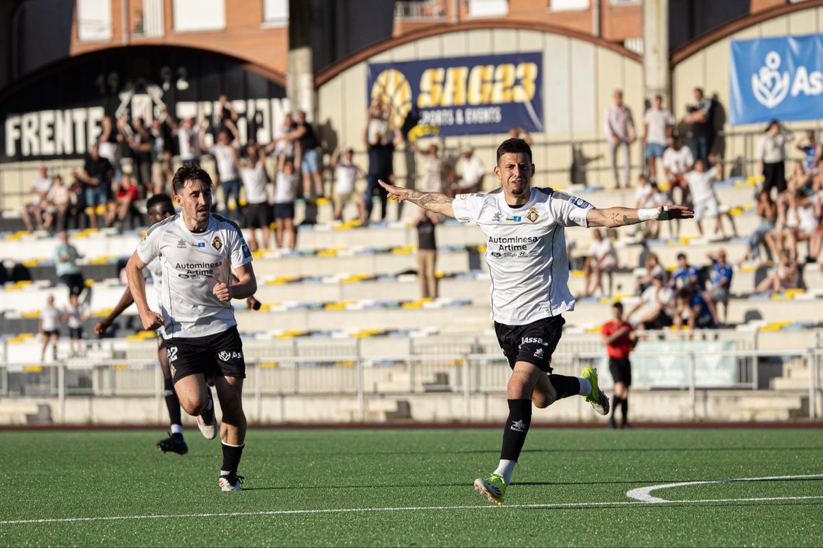 laminadelfutbol's tweet photo. ⚔️ Cris Acerete decanta la balanza antes de la vuelta.

Un golazo del gijonés en el descuento rompe el 1-1, tras un buen gol del propio Acerete y otro gran tanto de Álex Arias en el primer tiempo.

Covadonga y Caudal se la jugarán el domingo a las 12, en el Rabanal. https://t.co/0rzWMYwQOs