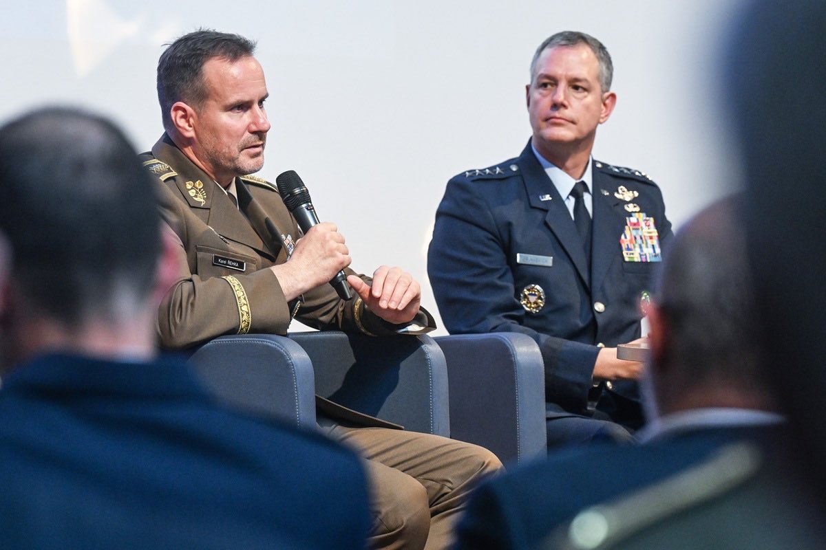 CzDefence's tweet photo. Rusko směřuje k válce s námi, chybí nám pocit naléhavosti, varoval @karel_rehka ⤵️

https://t.co/ZpaDkjaa5U

@ArmadaCR @cevroarena @CEVROinstitut https://t.co/t7f6UqDbcX