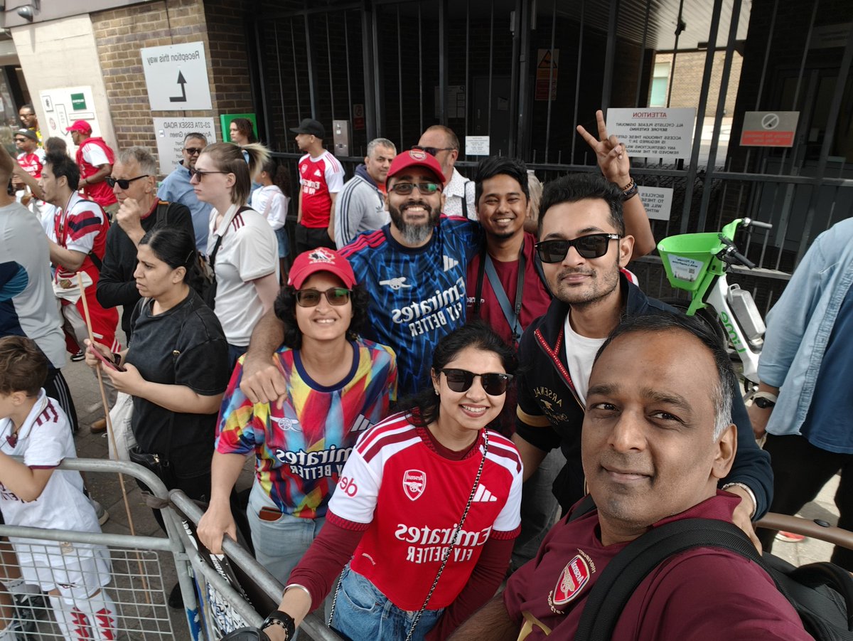 DeepTechManu's tweet photo. We made the trip from Chennai to North London. For the parade. 14 hour flight in and we weren't the craziest ones - there were fans who'd flown in from Sydney.

What a turnout. What energy. The 5 hour wait on the streets was nothing; we've waited 22 years.

One-year-old baby to 80-year-old grandpa, all drenched in Arsenal colours.  

 Maniacal. Magical. Monumental.

North London Forever. ❤️🤍 #COYG
@RohRamesh @vadalondon @Arsenal @ArsenalChennai