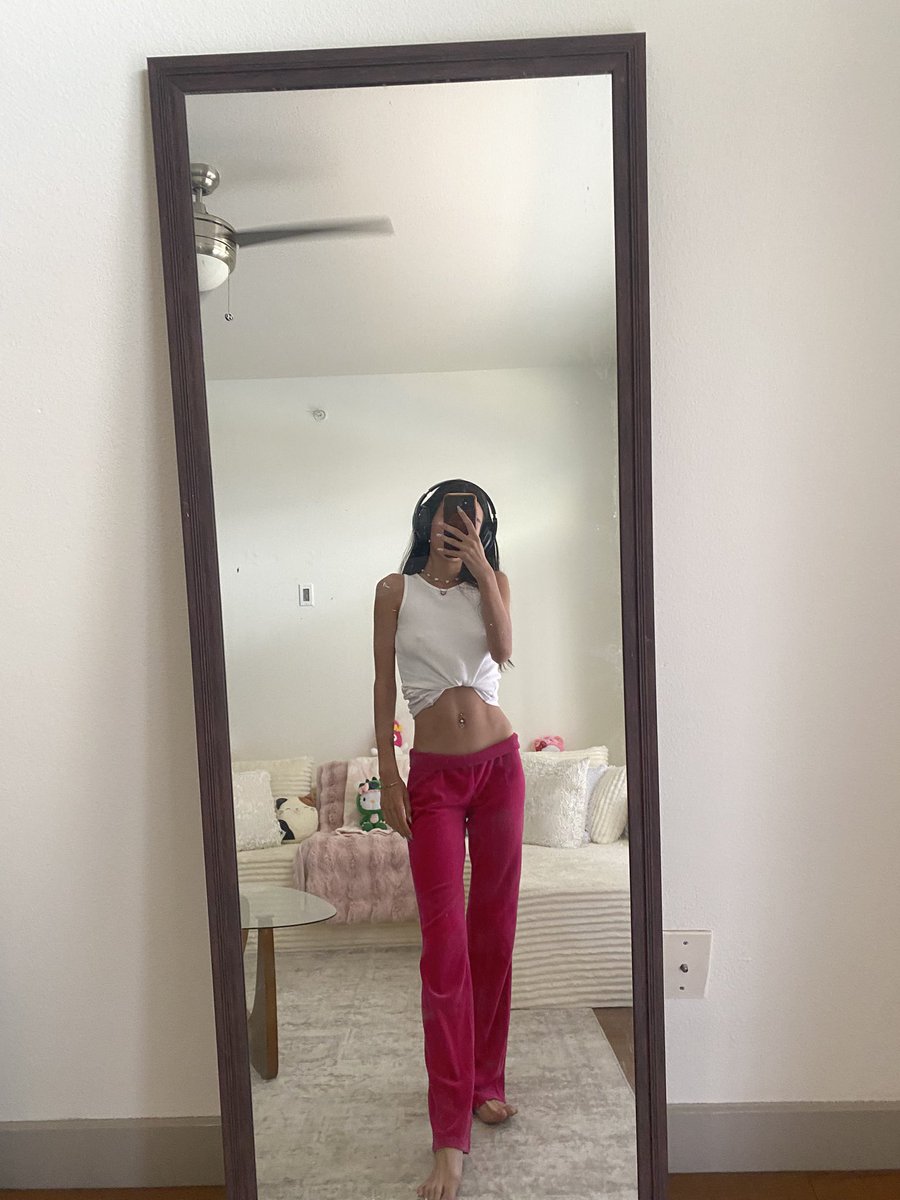 twiginthewind's tweet photo. Being anorexic and a stoner makes life feel like a video game https://t.co/BlQLg9he7z
