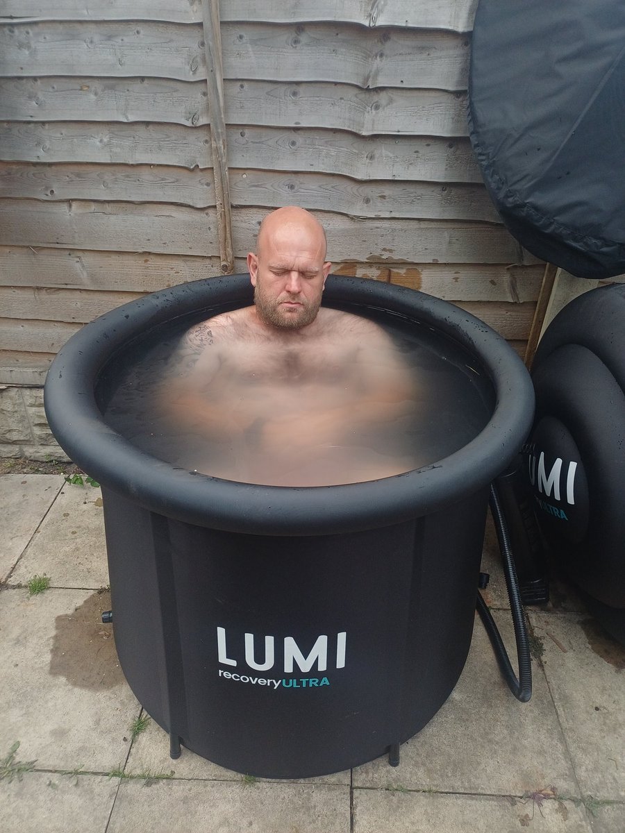 GorillaManFitn1's tweet photo. Me and the wifeys new evening routine ince Poppy is in bed 💪🧊 #lumirecoveryultra #eveningroutine #newroutine #settinggoals #coldwaterbenefits #coldwatertherapy #icetubing #icetubclub https://t.co/YOxPdS5LzZ