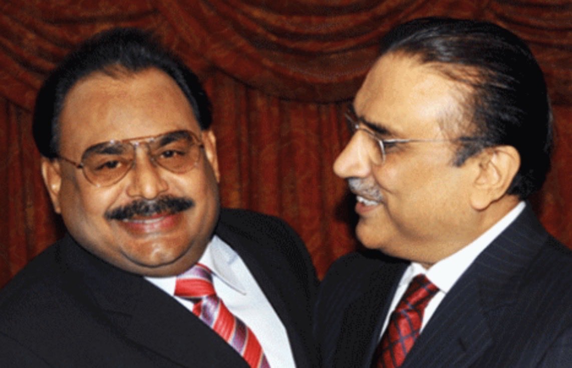 NirNews's tweet photo. ایم کیو ایم کو کمزور کرنے کے لیے پیپلز پارٹی اور زرداری کا الطاف حسین کو پولیس کے ذریعے ریلیف دینے کا انکشاف

اب زرداری اور اسٹیبلشمنٹ کے درمیان l کشیدہ صورتحال

اس انکشاف کے بعد: بہت جلد ان تمام یوٹیوبرز وغیرہ کے خلاف بڑا آپریشن کیا جائے گا جو الطاف دہشت گرد کو سپورٹ کر رہے ہیں https://t.co/WhJp4ShrsQ