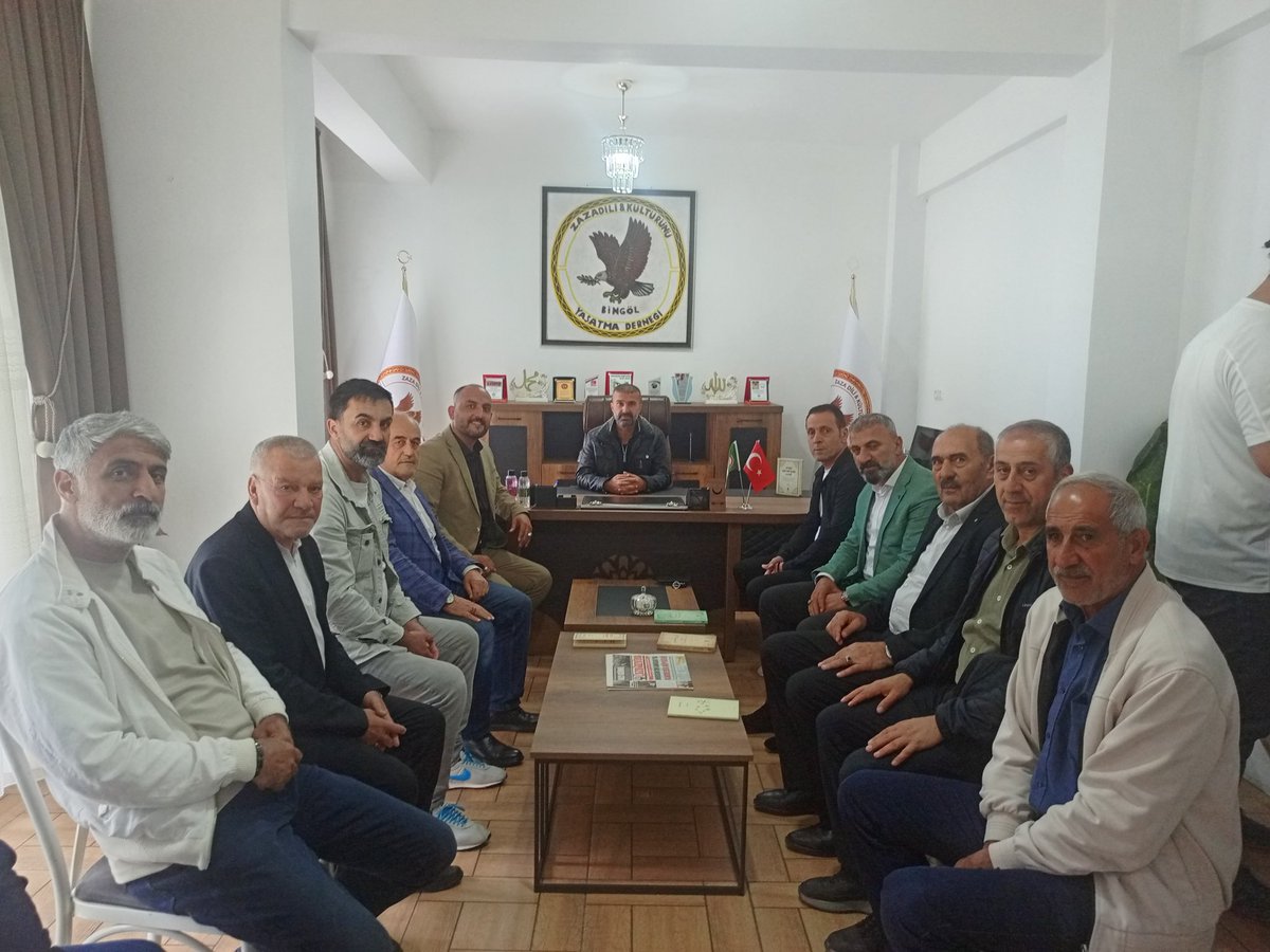12BMSD's tweet photo. Bingöl Memleket Sevdalıları Dernek Yönetimi olarak, Bingöl Zaza Dili ve Kültürünü Yaşatma Dernek Başkanı Sayın Abdurrahman Korkut’a hayırlı olsun ziyaretinde bulunduk.

Ziyaretimizde; dilimizin, kültürümüzün ve kadim değerlerimizin yaşatılmasının önemine vurgu yaparak samimi bir sohbet gerçekleştirdik.

Misafirperverliklerinden dolayı kıymetli başkanımıza teşekkür ediyor, çıktıkları bu anlamlı yolda başarılar diliyoruz.
Birlikte güçlü, kültürümüzle daha değerliyiz.