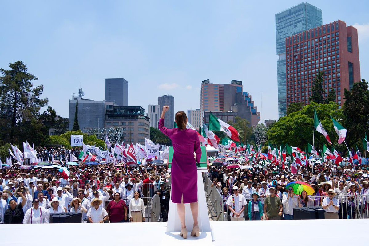 CitlaHM's tweet photo. Hoy, la mejor presidenta del mundo, @Claudiashein en el Monumento a la Revolución, en el corazón de México y con concentraciones en todo el país para escuchar su mensaje, pronunció un discurso histórico que todas las y los mexicanos deben escuchar: 

👉🏽https://t.co/tZA6oeQ7IN

México vive un gran momento de transformación que enorgullece a la mayoría de su pueblo.

#ClaudiaDaResultados.