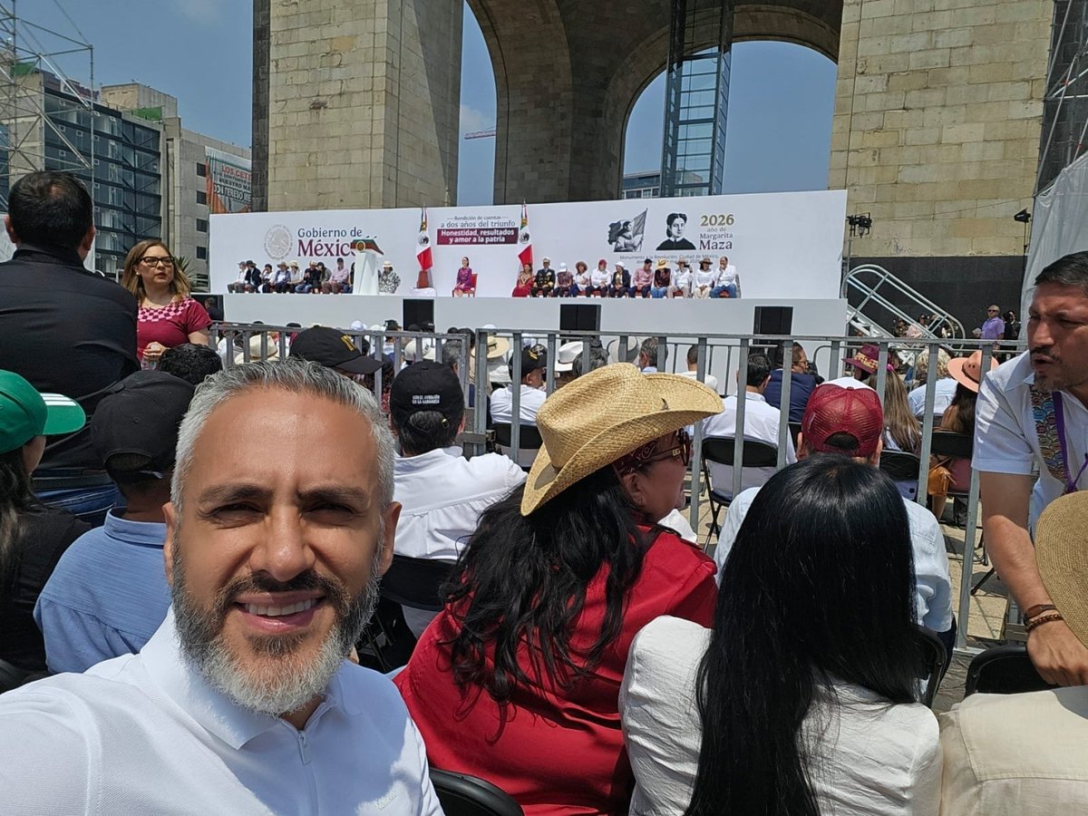 Luis_Chavez_Gar's tweet photo. Acompañamos y respaldamos a nuestra Presidenta @Claudiashein desde el Monumento a la Revolución en su rendición de cuentas al pueblo de México 🇲🇽 
A dos años de su triunfo, nuestro país se transforma con honestidad, resultados y amor al pueblo y a la patria 🙌🏼
#HagamosEquipo https://t.co/oFNkuQo2KF