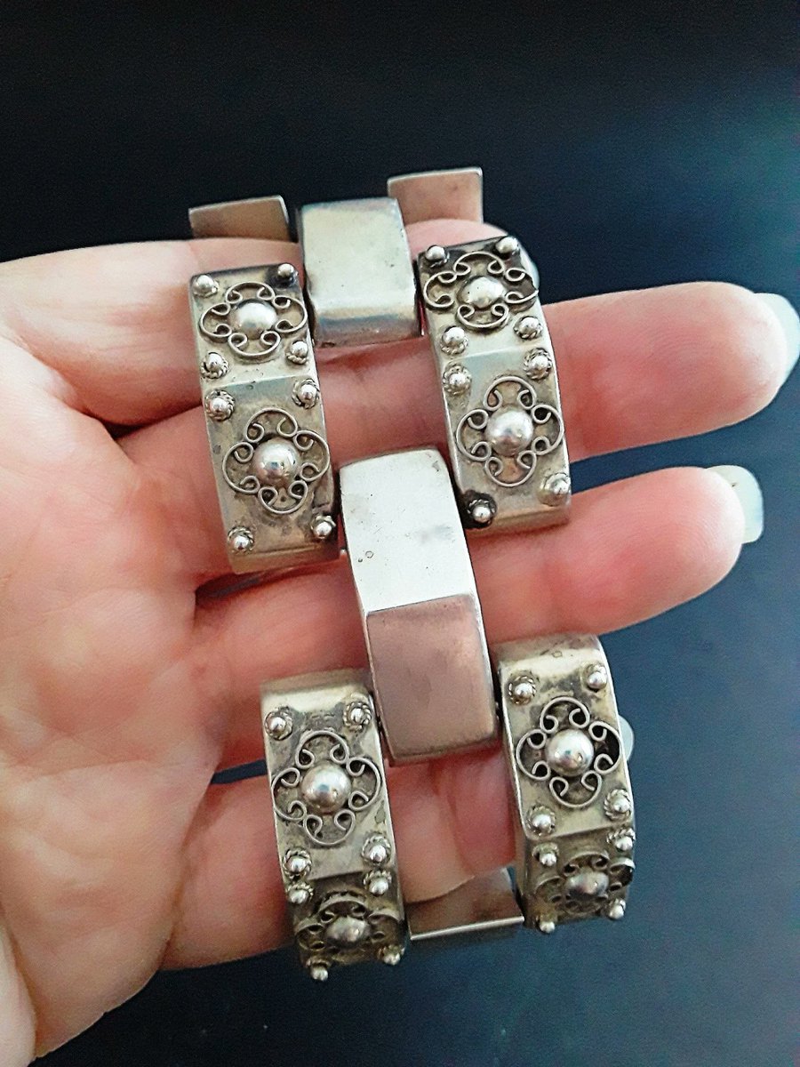 renaissancefai's tweet photo. Mexican 1940s Sterling Repousse Bracelet, Arched Links, Wide, Vintage
https://t.co/xNOBBE97Ha?
#bracelet #sterlingSilver #vintage #madeinMexico #largeLinks #Southwestern #chunky #bold #statement #wide #giftForHer #chic #elegant #highRelief #artisan #etruscan #triangles https://t.co/JQ2sZ0m1co