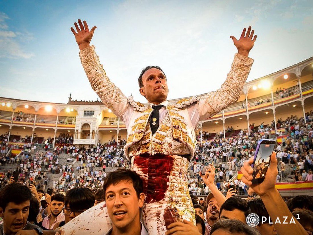 Twittaurino's tweet photo. Se desató la locura con Antonio Ferrera en Madrid. Un genio loco del torero y un fuera de serie que puso la plaza de cabeza entre aplausos, ovaciones y obviamente también protestas. 

📍Se adelantaron los toros en Benidorm, perdón en Las Ventas ☀️

#Madrid #LasVentas #AntonioFerrera #desolysombra