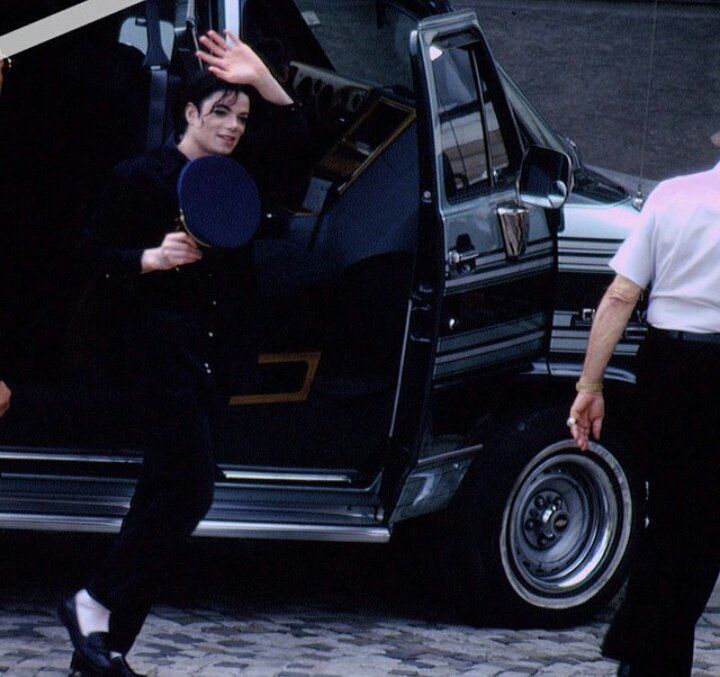 JacksleyArchive's tweet photo. 📸| Michael Jackson &amp; Lisa Marie Presley chegando para as gravações do teaser de 'HIStory', 1994 https://t.co/3Ev41tXGwc