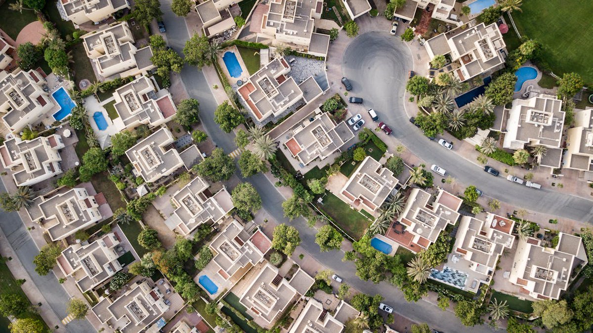 BlockHausToken's tweet photo. The question I get most: "What if it fails?"

Honest answer: the token price could fall. This is crypto. I won't pretend otherwise.

What doesn't disappear: the buildings. The rental income. The mechanism.

The floor is real estate. That's different from most things in this space.

#Crypto
