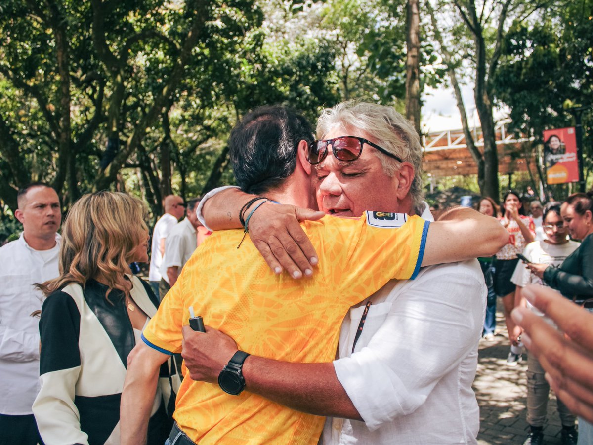 jrestrp's tweet photo. Un honor para mi familia y para mí estar en Medellín, nuestra segunda casa y junto a todos ustedes. 

Estamos a horas de la victoria más importante para la patria. ¡Sí se puede! 

@ABDELAESPRIELLA https://t.co/DD1PeD0keX