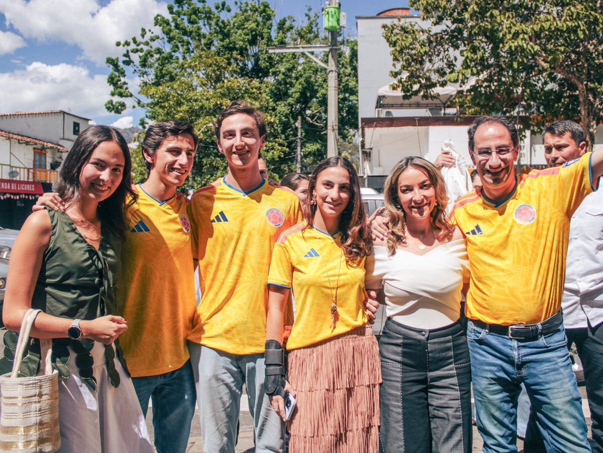 jrestrp's tweet photo. Un honor para mi familia y para mí estar en Medellín, nuestra segunda casa y junto a todos ustedes. 

Estamos a horas de la victoria más importante para la patria. ¡Sí se puede! 

@ABDELAESPRIELLA https://t.co/DD1PeD0keX