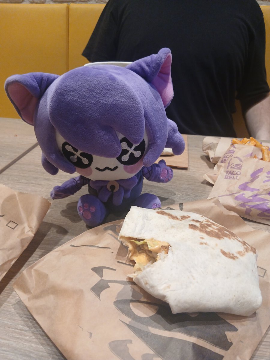 Flops_vt's tweet photo. Twitchcon foodge https://t.co/9TvKmHrnkU