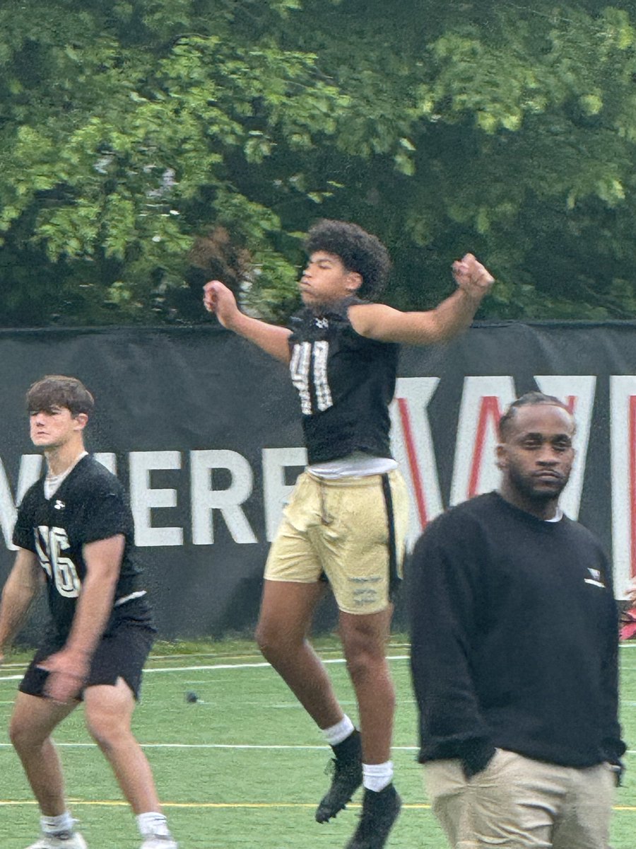 isaiahE82's tweet photo. Had a great time yesterday at the @ESU_Football camp had some positive feedback and constructive criticism. I ran a new pr of 4.96 in the 40. I slipped a lot during the 5-10-5 from the turf but all in all had a great time meeting and talking with coaches https://t.co/1eTa3bJdRF