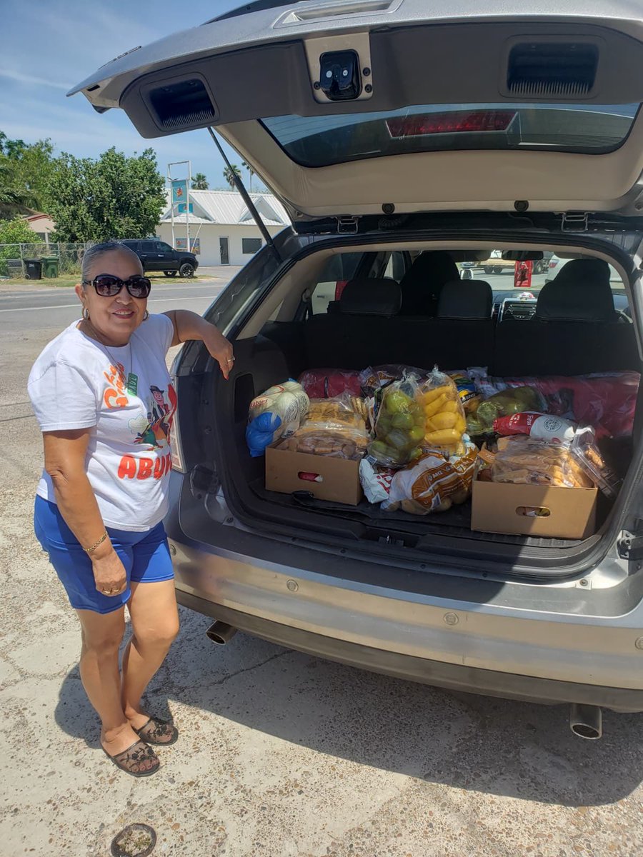 TheImmCoalition's tweet photo. 1.) Amazing time providing boxes of food to hundreds of undocumented immigrant families in need at the Southern Border in Elsa, Texas. 🙏🏽 https://t.co/vfF9Awe5kc