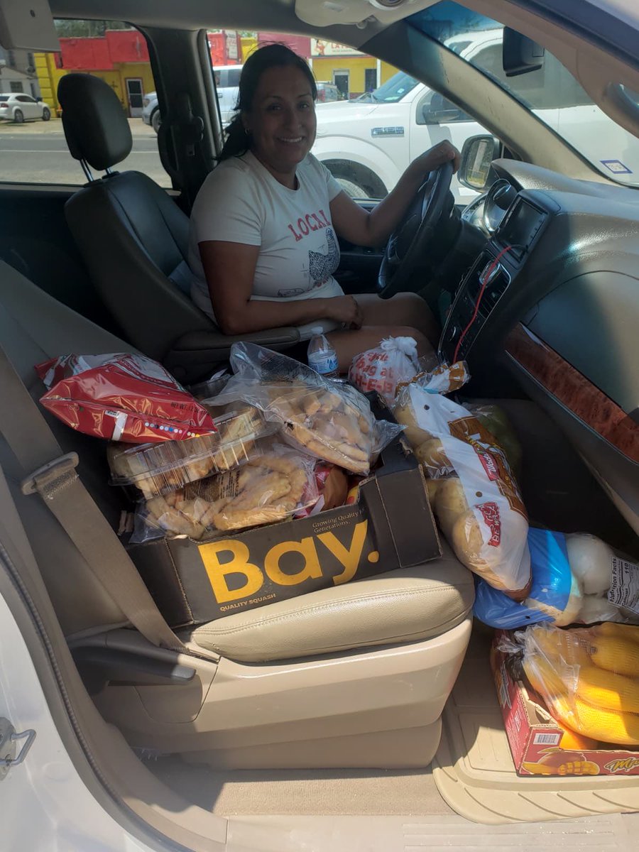 TheImmCoalition's tweet photo. 1.) Amazing time providing boxes of food to hundreds of undocumented immigrant families in need at the Southern Border in Elsa, Texas. 🙏🏽 https://t.co/vfF9Awe5kc