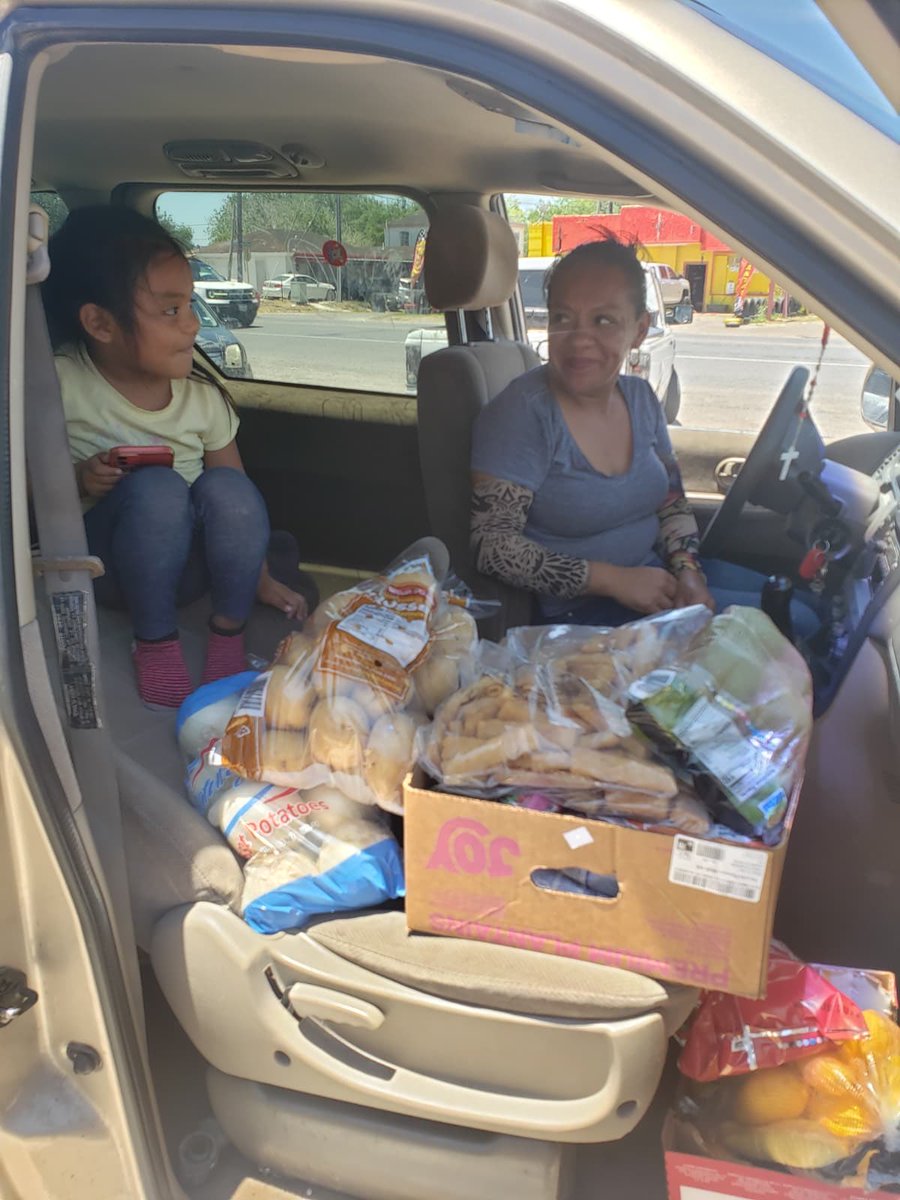 TheImmCoalition's tweet photo. 1.) Amazing time providing boxes of food to hundreds of undocumented immigrant families in need at the Southern Border in Elsa, Texas. 🙏🏽 https://t.co/vfF9Awe5kc