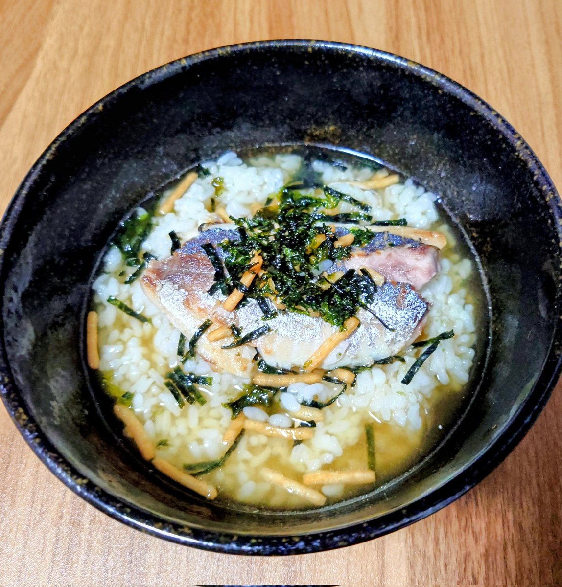 Q_jji's tweet photo. 呑みの〆に食べる
鯵の塩焼き茶漬け
#料理 #おうちごはん #料理好きと繋がりたい #自炊記録 #簡単レシピ #飯テロ https://t.co/4CSLDPDS6Z