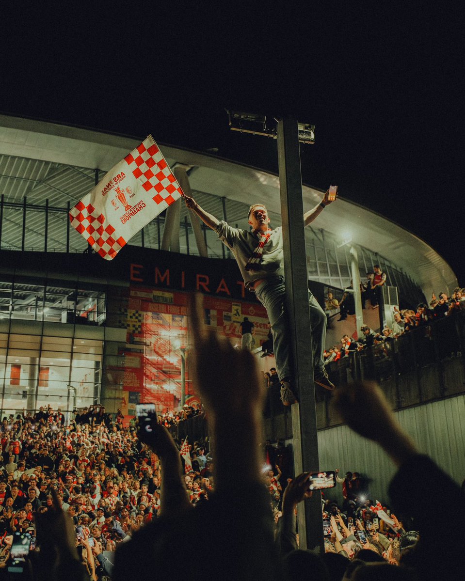 SSWedderburn's tweet photo. These past 2 weeks have felt so memorable and sweet!

Arsenal came through❤️#champions
but what will stay with me is Joy on people's faces all through Kingston, 
Sooo many pics &amp; blurry skin teeth moments with strangers🫶🏽

Saving a🧵thread of what I’ve been bookmarking⤵️ https://t.co/pJROm51jda