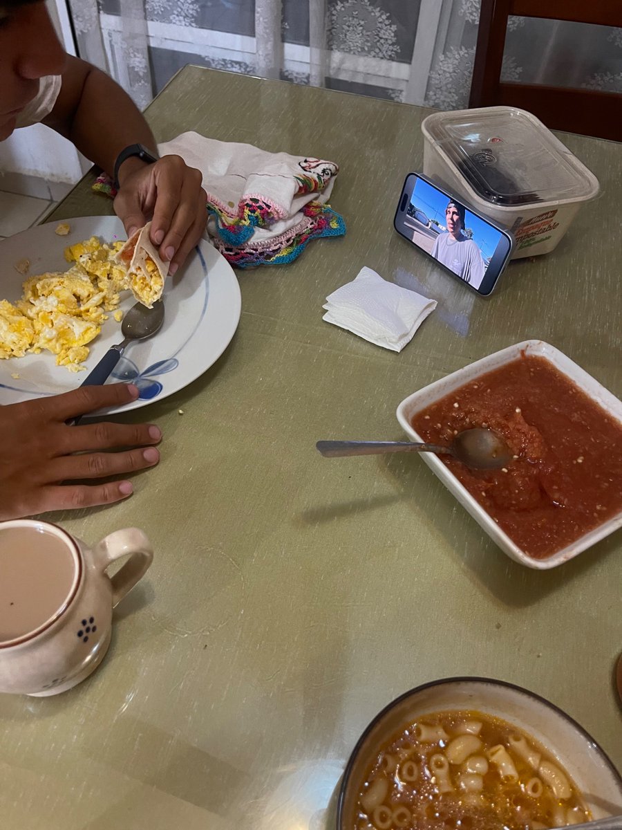 Itsmsheree's tweet photo. desayuno + rubius >>> https://t.co/X6vPnhMhEm