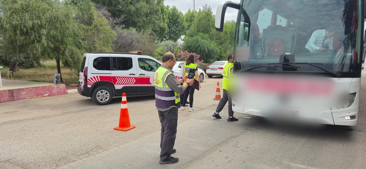 UABVIBOLGE's tweet photo. Bölge Müdürlüğümüzce Kurban Bayramı tatil dönemi boyunca vatandaşlarımızın huzurlu ve güvenli seyahati, fahiş fiyatlı bilet satışının önüne geçilmesi ve korsan taşımanın önlenmesi amacıyla karayolu yolcu taşımacılığına yönelik denetimlere yoğun olarak devam edilmiştir.
​👇 https://t.co/cJah6NYqqs