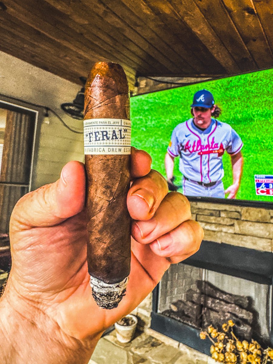 stogiedad's tweet photo. It’s a piggy kinda Sunday…smoking a pork butt and enjoying a @drewestatecigar #LigaPrivada #Unicos Feral Flying Pig. Still in my slippers watching the Braves. It’s been a stress free day, which is just what I needed. #nowsmoking #CigarLife #CigarsOnX #BOTL 🐷 💨 🔥 ⚾️ https://t.co/hNYAtObprA