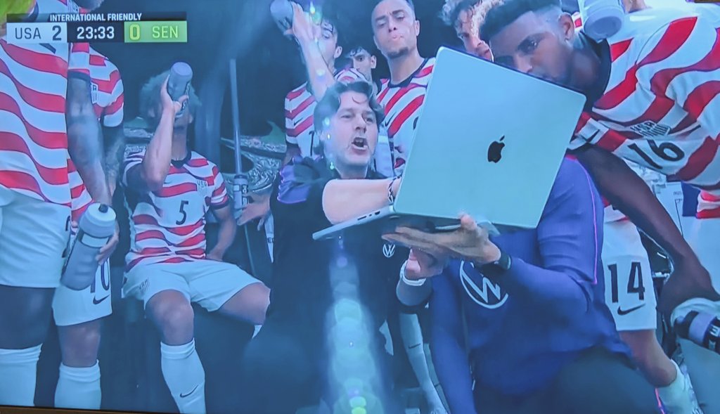 JDNalton's tweet photo. Pochettino with the laptop out during the drinks break #USMNT https://t.co/eYRmoybBYW