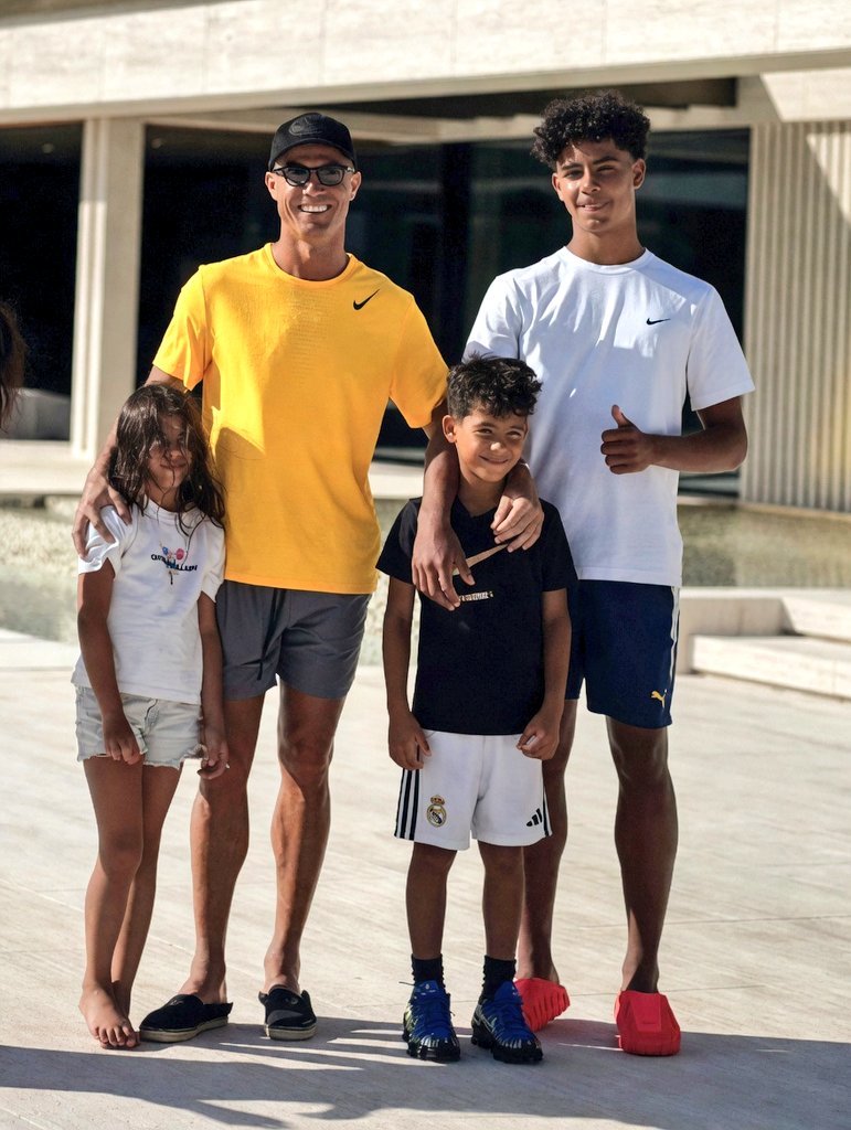 TeamCRonaldo's tweet photo. Safe to say that 15-year-old Cristiano Jr. is now officially taller than his father, Cristiano Ronaldo. 😅🧬 https://t.co/iFIAjisuoM