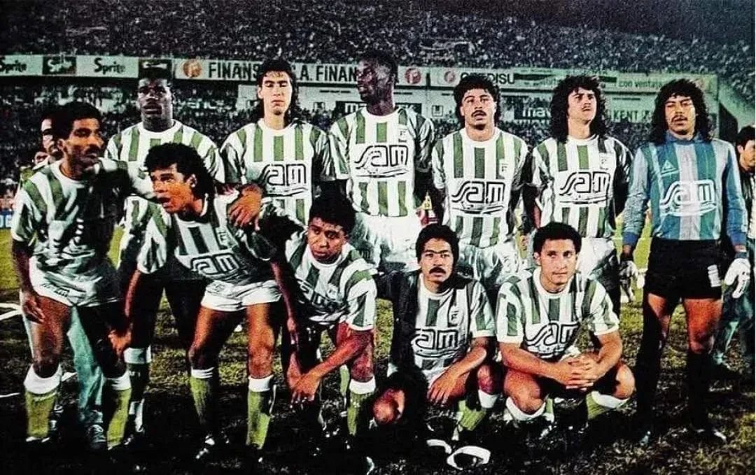 MartinezVox's tweet photo. Mera tromba y perdimos, pero nos paramos y le dimos vuelta, lo recuerdo como si fuera ayer y me dan ganas de llorar, los héroes de mi infancia, los héroes de la raza #AtleticoNacional https://t.co/vY9F8i7jXK