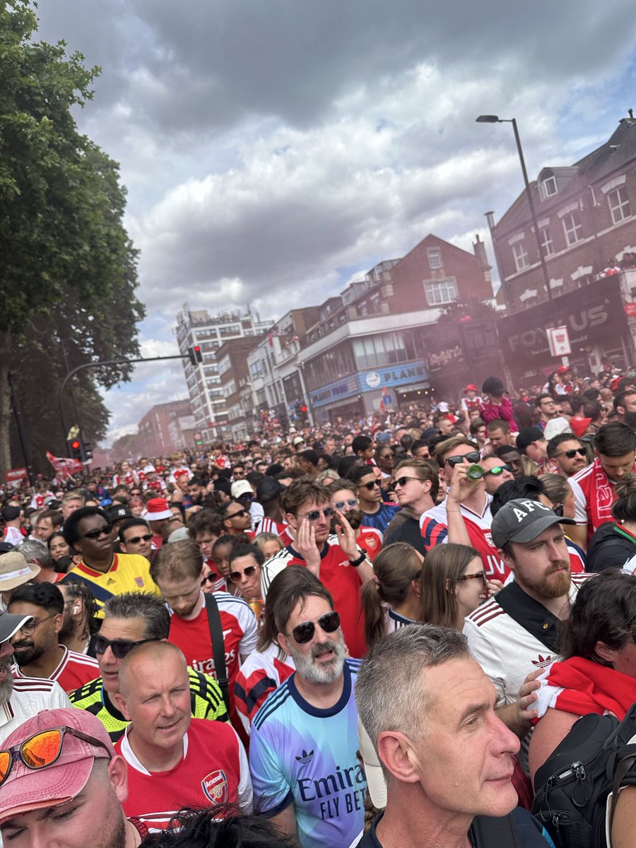 bez7409's tweet photo. @footalyse First one is down the road Kepa is facing. Second is where he took the video. Massive https://t.co/9Pe3S7b3ih