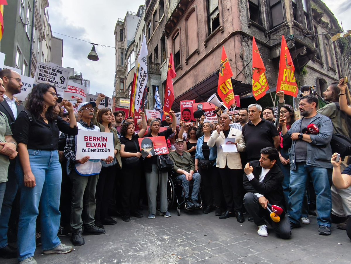 tmmobist's tweet photo. 13. yılında Gezi Direnişi yolumuzu aydınlatmaya devam ediyor. 

Eşitlik, özgürlük, demokrasi ve adalet için omuz omuza Taksim’deyiz!

#GeziyeÖzgürlük 
#Gezi13Yaşında https://t.co/o9OHc630Oh