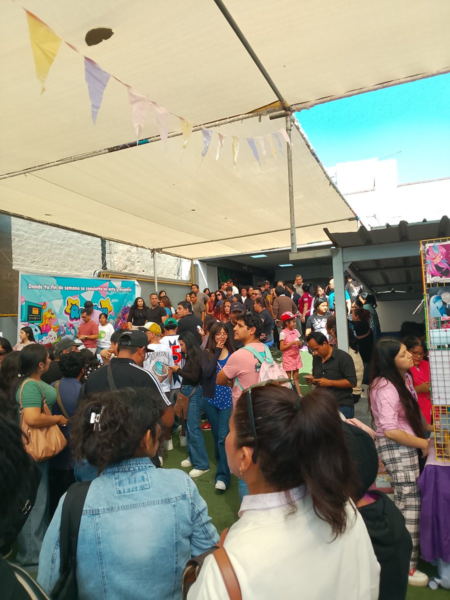 PerezosoFriki's tweet photo. Actualizacion 11: como ayer, todo está muy tranquilo pero la gente se aglomera demasiado y hay puros niños https://t.co/CkELwzWfic