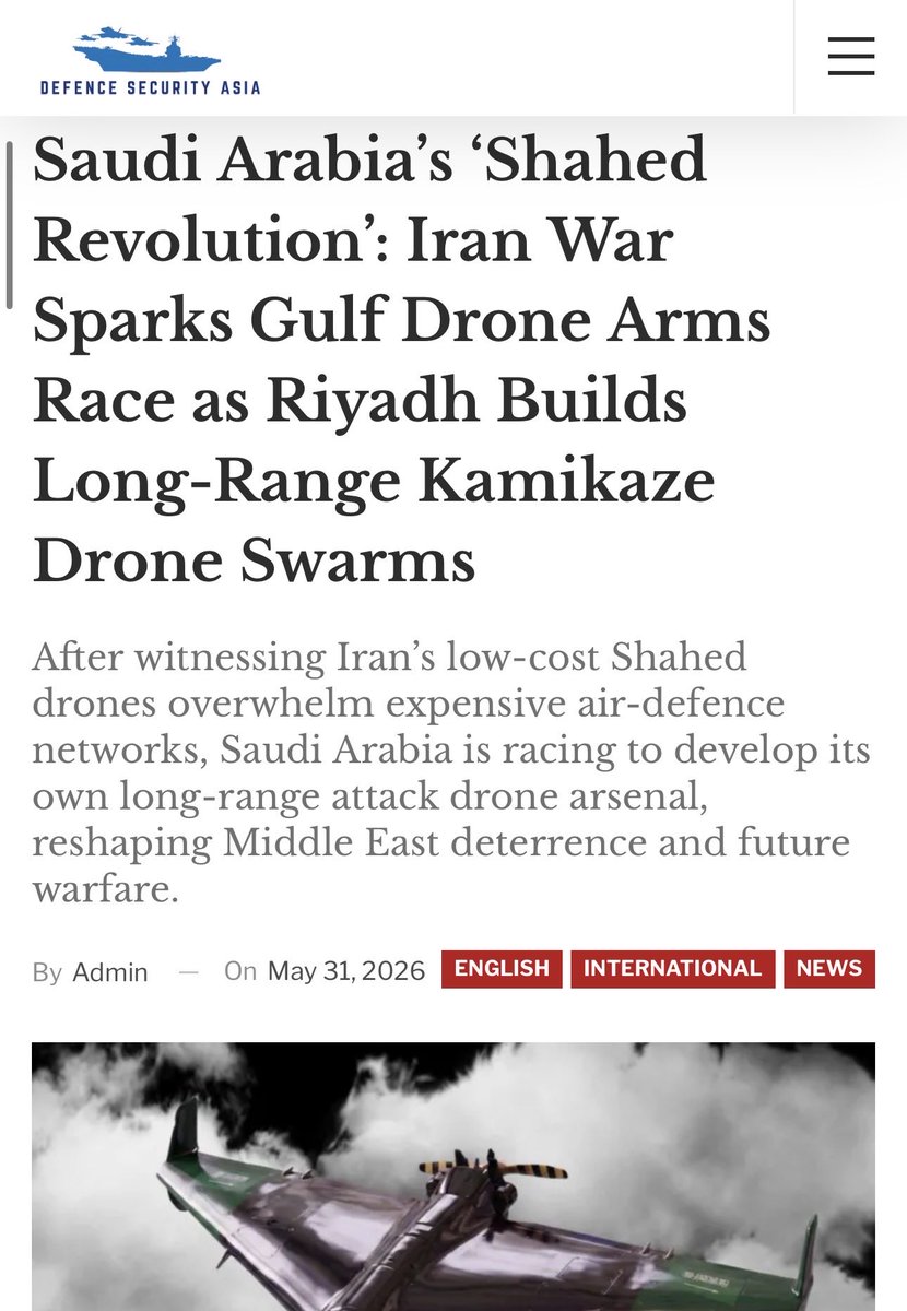 Short8cut's tweet photo. ثورة “شاهد” السعودية: حرب إيران تشعل سباق التسلح بالدرونات في الخليج مع توجه الرياض لبناء أسراب طائرات انتحارية بعيدة المدى

بعد أن شاهدت السعودية كيف تمكنت طائرات “شاهد” الإيرانية منخفضة التكلفة من استنزاف شبكات الدفاع الجوي الباهظة، تتجه الرياض بسرعة لتطوير ترسانتها الخاصة من الطائرات الهجومية بعيدة المدى، في خطوة قد تعيد تشكيل مفاهيم الردع والحروب المستقبلية في الشرق الأوسط 

31 مايو 2026

(ديفينس سيكيوريتي آسيا) — تؤدي حرب إيران عام 2026 إلى إحداث تحول سريع في المشهد العسكري والصناعي بالشرق الأوسط، مع تحرك السعودية لتطوير طائرات هجومية بعيدة المدى على نمط “شاهد”، بعدما أظهرت الأنظمة غير المأهولة منخفضة التكلفة قدرتها على فرض أعباء هائلة على بعض أكثر شبكات الدفاع الجوي تطوراً في المنطقة

الدرس الاستراتيجي الأبرز من الحرب لا يقتصر على قدرة الدرونات على اختراق الأجواء المعادية، بل يكمن في أن الذخائر الانتحارية الرخيصة والقابلة للإنتاج الكثيف تستطيع تغيير معادلة الردع بالكامل، عبر إجبار الخصوم على استخدام صواريخ اعتراضية باهظة الثمن ضد أهداف جوية زهيدة التكلفة 

الاستخدام المكثف الذي قامت به إيران لطائرات “شاهد” خلال الحرب أظهر كيف يمكن لحرب الاستنزاف بالطائرات المسيّرة أن تخلق ضغطاً دائماً على مدى مئات الكيلومترات، مع استنزاف مخزون الصواريخ الدفاعية وموارد المراقبة والرصد 

ورغم اعتراض معظم الطائرات والصواريخ، إلا أن الحملة كشفت ثغرات في منظومات حماية البنية التحتية الحيوية، خاصة المنشآت النفطية ومراكز البيانات وشبكات النقل والأصول التجارية 

وتُعد التكلفة التقديرية لطائرة “شاهد”، البالغة نحو 35 ألف دولار، محور اهتمام كبير لدى مخططي الدفاع الخليجيين، لأنها تكشف اختلالاً اقتصادياً واضحاً، حيث تكلف عملية إسقاط الدرون أضعاف سعره

هذا الواقع يدفع الجيوش الخليجية لإعادة النظر في أولوياتها العسكرية التقليدية التي كانت تعتمد على المقاتلات المتطورة وأنظمة الدفاع الجوي عالية الكلفة والقدرات المستوردة 

ويبدو أن الرد السعودي يتمثل في مشروع “SKYWASP”، وهو درون هجومي انتحاري محلي الصنع، صُمم لتوفير قدرات ردع هجومية قابلة للتوسع، مع دعم طموحات المملكة في توطين الصناعات الدفاعية 

ويمثل المشروع تحولاً مهماً في التفكير العسكري السعودي، إذ يعكس انتقالاً من التركيز على الدفاع فقط إلى تبني أنظمة هجومية غير مأهولة منخفضة التكلفة وقادرة على تنفيذ عمليات مستمرة 

كما أن المشروع يجمع بين التكنولوجيا الأمريكية والقدرات الصناعية السعودية والدروس المستفادة من الابتكار الإيراني في ساحة المعركة، ما يخلق مزيجاً استراتيجياً غير معتاد 

وقد تصبح هذه الطائرات لاحقاً جزءاً أساسياً من منظومة الردع السعودية المستقبلية، خاصة مع تنامي قناعة دول المنطقة بأن أسراب الدرونات لم تعد مجرد أدوات تكتيكية، بل أسلحة استراتيجية رئيسية 

ورغم أن المشروع لا يزال في مراحله الأولى، إلا أن أهميته الجيوسياسية تتجاوز السعودية، لأنه يعكس تحولاً أوسع في البيئة الأمنية الخليجية.

وربما تكون النتيجة الأبرز مستقبلاً هي تحول الشرق الأوسط إلى منطقة تنتشر فيها ترسانات الدرونات الانتحارية على نطاق واسع، بما يخلق عصراً جديداً تصبح فيه “الوفرة العددية منخفضة التكلفة” أكثر أهمية من التفوق التكنولوجي وحده 

SKYWASP ونموذج الردع السعودي الجديد

صُمم برنامج “SKYWASP” السعودي وفق المبادئ التشغيلية نفسها التي جعلت طائرات “شاهد” الإيرانية ذات أهمية استراتيجية في الحروب الأخيرة

ويتم تطوير الدرون بواسطة شركة “Vector Defense” الأمريكية، حيث يجمع بين القدرة على الضربات بعيدة المدى وسهولة الإنتاج بكميات كبيرة 

وبمدى يصل إلى 1500 كيلومتر، يستطيع الدرون استهداف مواقع استراتيجية عميقة داخل إيران انطلاقاً من الأراضي السعودية 

ويمنح هذا المدى السعودية قدرة أكبر على بناء ردع موزع دون الاعتماد الكامل على الطائرات المأهولة داخل الأجواء شديدة الخطورة.

كما يعتمد الدرون على نظام ملاحة مبرمج مسبقاً، ما يقلل من تأثره بالحرب الإلكترونية أو التشويش على الاتصالات 

وتشبه هذه الفلسفة التشغيلية إلى حد كبير نهج طائرات “شاهد”، التي تركز على الرخص العددي والقدرة على البقاء عبر الكثرة، بدلاً من التعقيد التكنولوجي الفردي 

ويرى المخططون العسكريون أن هذه الأنظمة تمثل أدوات لحرب الإغراق، حيث تستطيع عشرات أو مئات الدرونات إنهاك أنظمة الدفاع وإرباك قراراتها 

لذلك فإن القيمة الاستراتيجية لهذه الطائرات لا تعتمد فقط على قوة التدمير الفردية، بل على قدرتها على خلق ضغط مستمر ومتزامن على أهداف متعددة 

ويعكس ذلك توجهاً عالمياً أوسع أصبحت فيه الأنظمة غير المأهولة القابلة للتضحية جزءاً أساسياً من أدوات الردع والإكراه العسكر