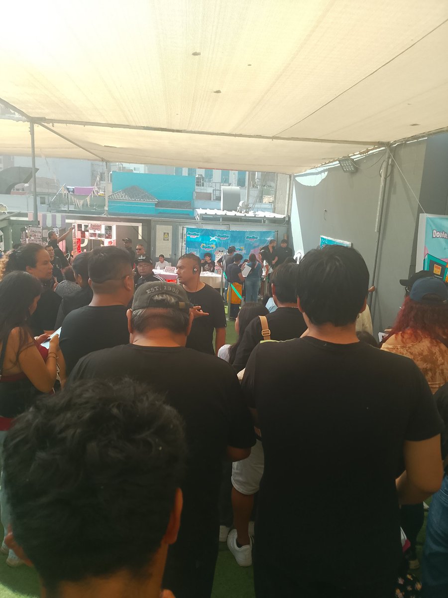 PerezosoFriki's tweet photo. Actualizacion 11: como ayer, todo está muy tranquilo pero la gente se aglomera demasiado y hay puros niños https://t.co/CkELwzWfic