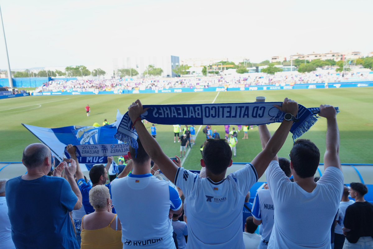 MargaProhens's tweet photo. El somni, a tocar, @atleticbalears. Però aquest club no es defineix per una derrota. Es defineix per la seva gent, per una afició que ha omplert l’Estadi Balear i ha cregut fins al darrer minut.

Gràcies als jugadors, al cos tècnic, als treballadors del club i, sobretot, als balearicos que no han deixat d’empènyer.

#ATBRealJaénCF I #GlòriaATB 💙🤍