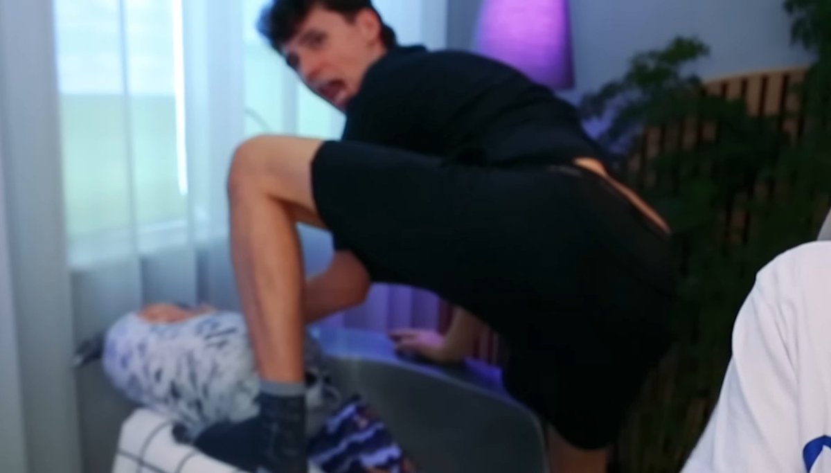 danffodilf's tweet photo. what is dan and fucking phil even about bro https://t.co/6uyZIajNKU