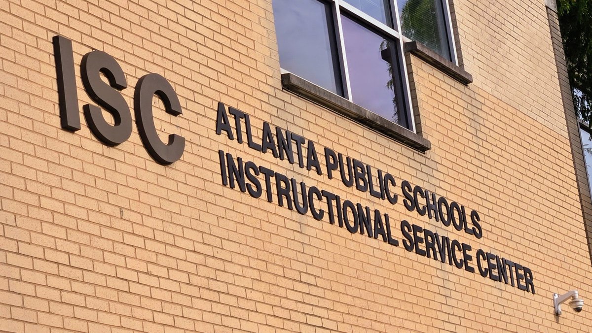 ericcurts's tweet photo. Had an amazing day on Thursday with the Instructional Technology team of Atlanta Public Schools! We explored:
🚫 Managing AI cheating
🔑 Tech to support all learners
❓ Lesser known Google tools
🚀 Google Slides activities
All my resources at https://t.co/MRwa0NAcT3

#edtech https://t.co/YXVjS6yuDV