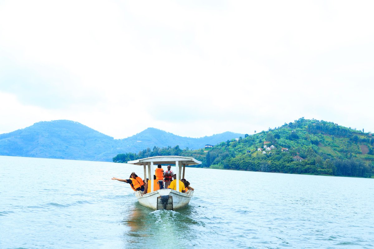 _Toussaint_3's tweet photo. I’m sharing these beautiful photos Twin Lakes 🇷🇼 taken by @ Victor_Visual on IG  hosted by @Tembera250 enjoy your weekend 🫶🤗 
Rwanda is R-wonderful 
#VisitRwanda https://t.co/YAIkBbnHZv