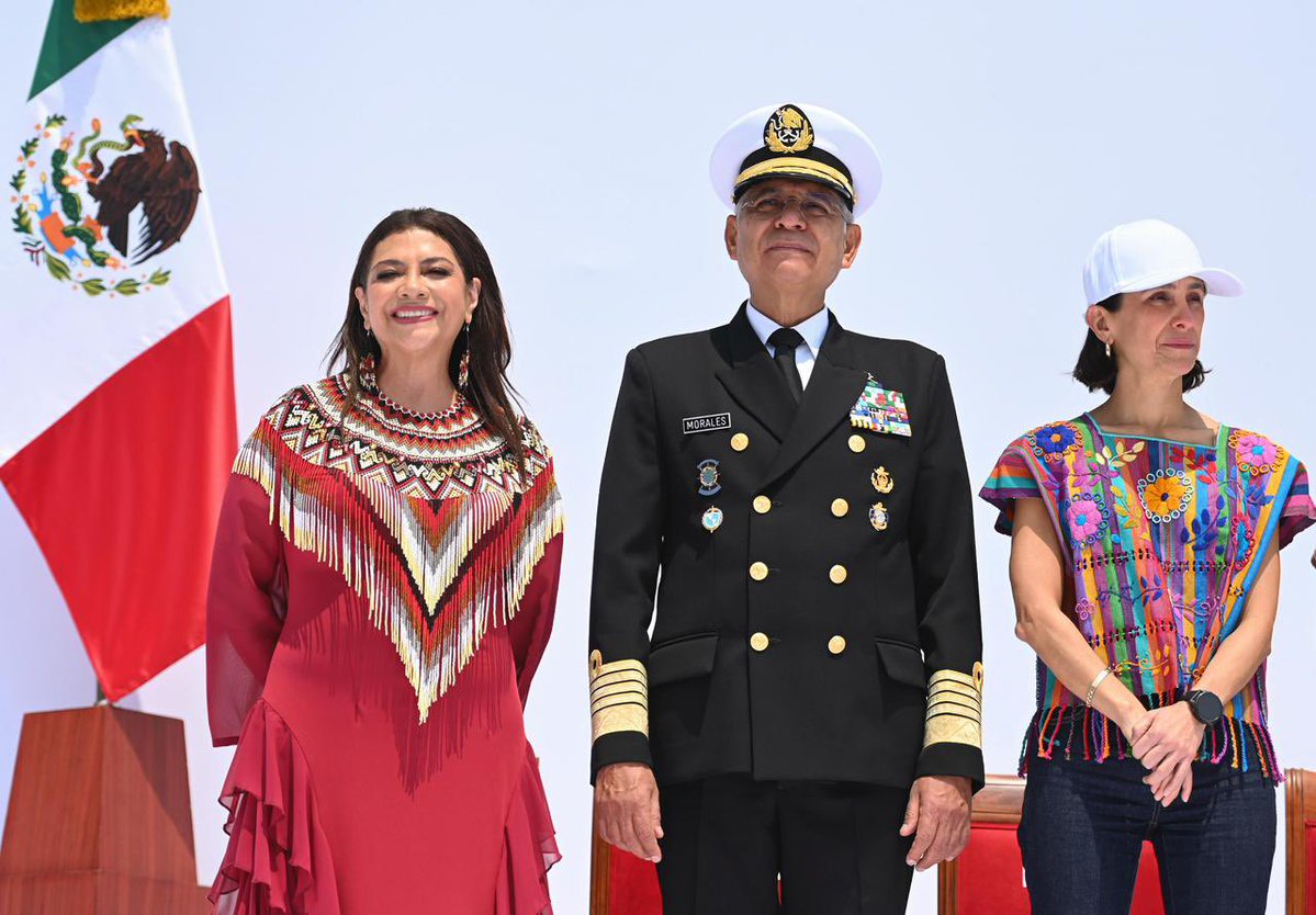 LuzElena_GE's tweet photo. Hace dos años, las y los mexicanos hicimos historia al elegir por primera vez a una mujer PresidentA 🙋🏻‍♀️🇲🇽. 

Hoy, somos testigos de una transformación que pone en el centro al pueblo de México, que fortalece nuestra #SoberaníaEnergética⚡️y construye un país más justo, próspero y con bienestar para todas y todos.

Con profundo orgullo ❤️ de servir a nuestra patria en este momento histórico, seguimos trabajando para que la #energía sea motor del desarrollo nacional y para consolidar un México más fuerte, más independiente y más unido 🫂.