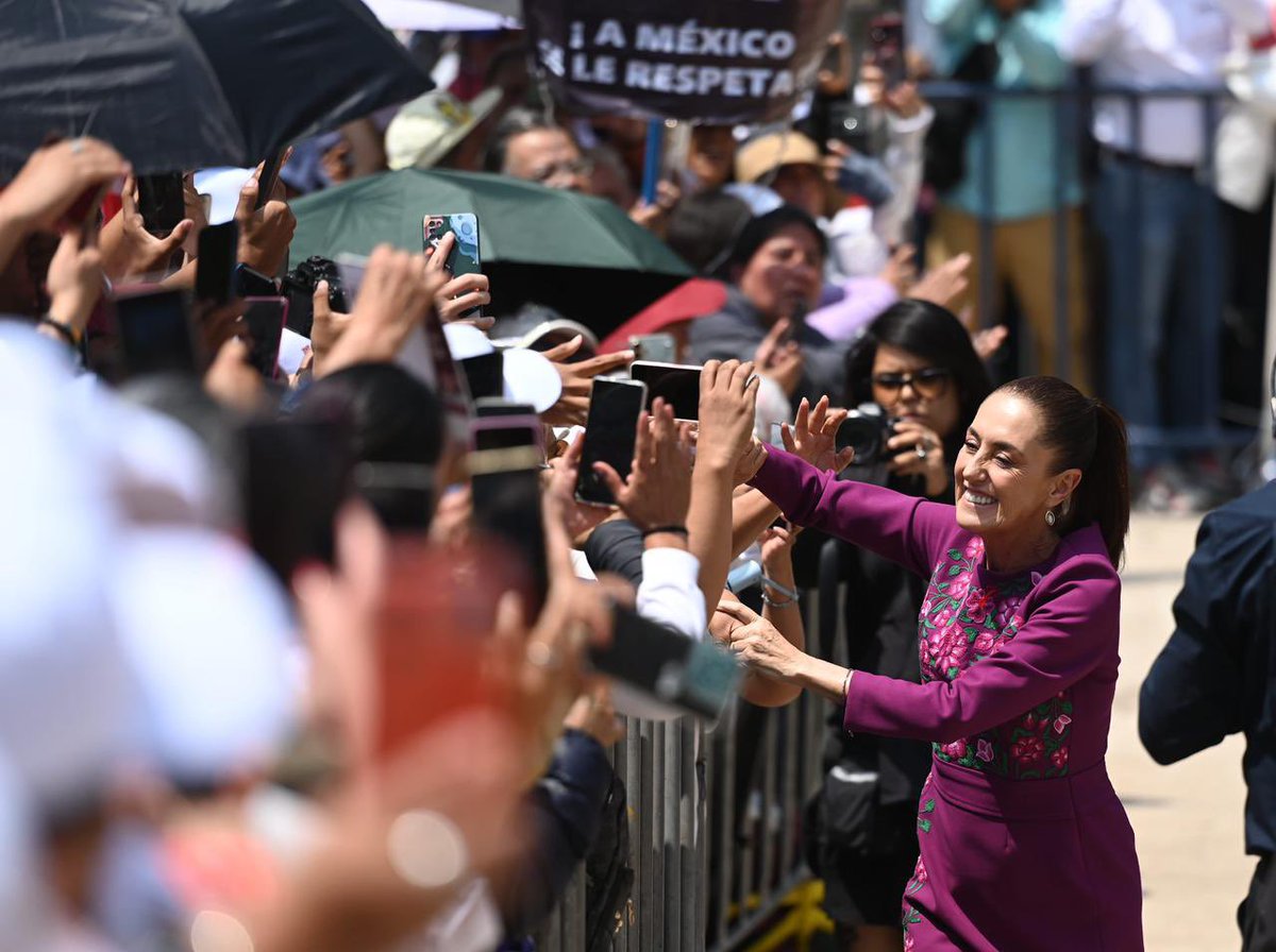 LuzElena_GE's tweet photo. Hace dos años, las y los mexicanos hicimos historia al elegir por primera vez a una mujer PresidentA 🙋🏻‍♀️🇲🇽. 

Hoy, somos testigos de una transformación que pone en el centro al pueblo de México, que fortalece nuestra #SoberaníaEnergética⚡️y construye un país más justo, próspero y con bienestar para todas y todos.

Con profundo orgullo ❤️ de servir a nuestra patria en este momento histórico, seguimos trabajando para que la #energía sea motor del desarrollo nacional y para consolidar un México más fuerte, más independiente y más unido 🫂.