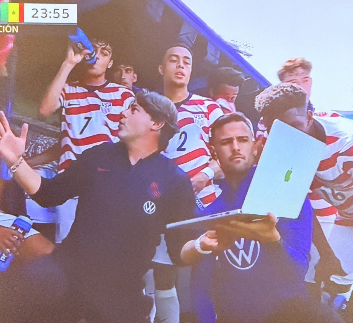 Saidgol's tweet photo. Jajaja Pochettino se trajo su Mac 💻 para darles las instrucciones a Estados Unidos 🇺🇸 https://t.co/eLj02z7Rfn