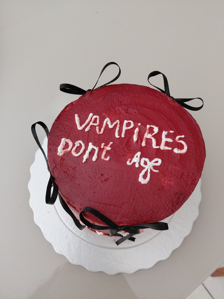 icyhotriot's tweet photo. sou a primeira pessoa a fazer 20 anos e dedicar o primeiro pedaço de bolo ao vampiro lestat no 📍piauí
obrigada lestat por existir https://t.co/0PPL8N9rm9