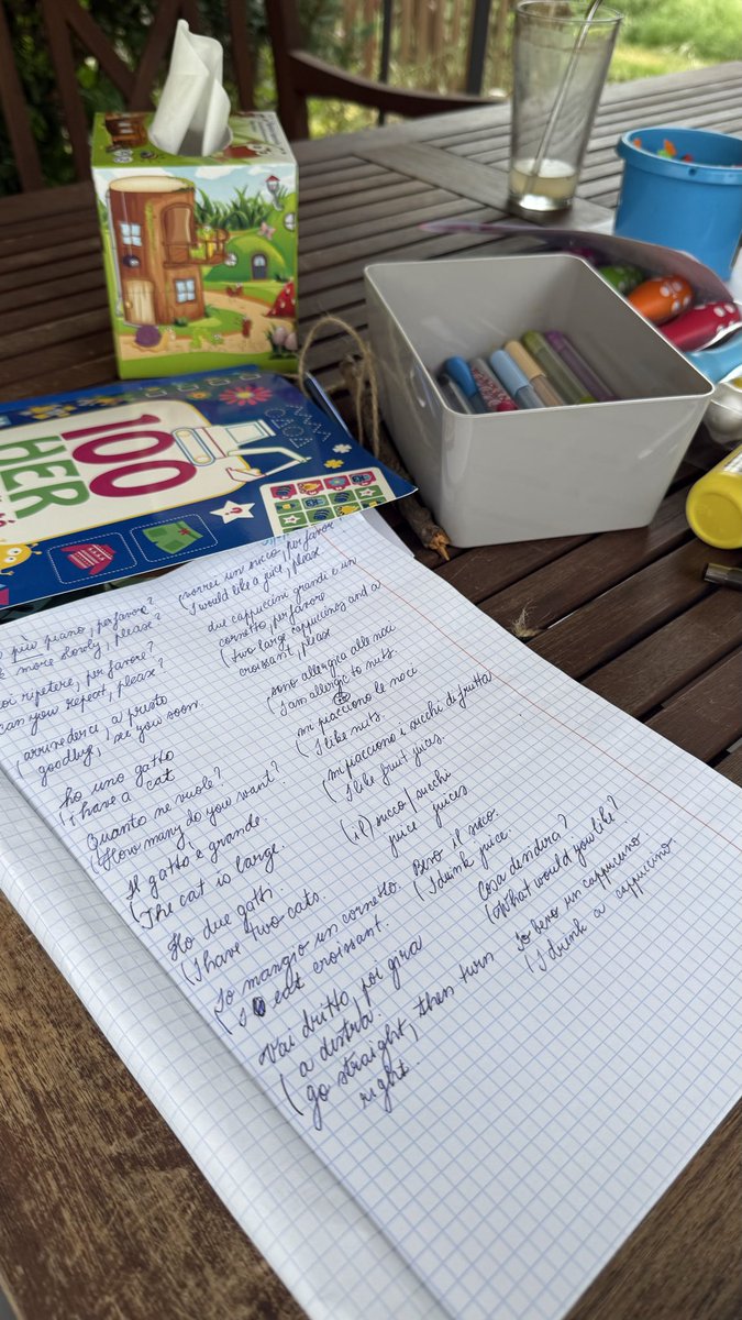 rose_yami's tweet photo. Každá to svoje. Ale spolu. Ja louskám italská slovíčka. M spojuje a snaží se porozumět a dodělávat úkoly. https://t.co/d8oCWZjjF1