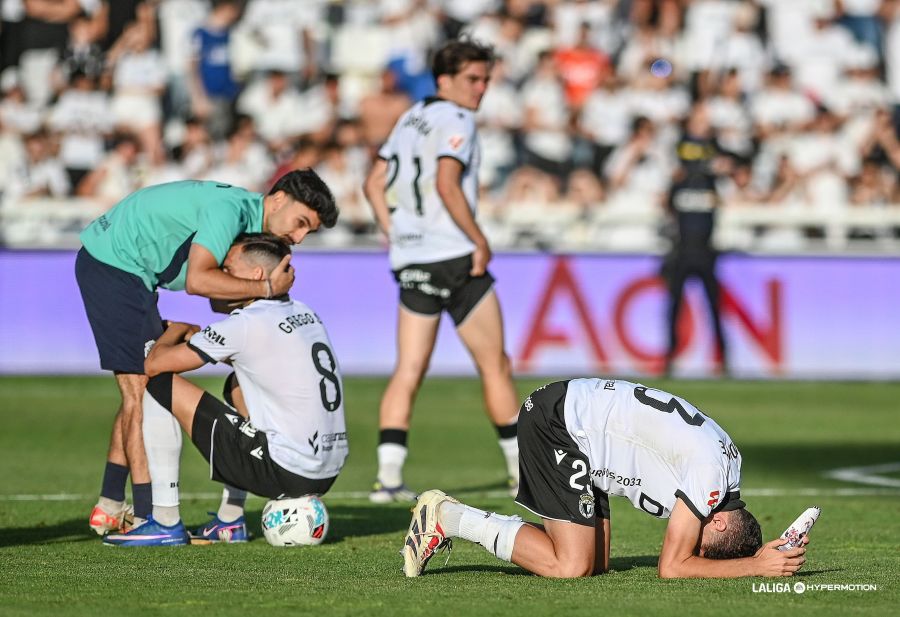 MasFutbolMARCA's tweet photo. ‼️ Muy duro lo del @Burgos_CF: fuera de los playoffs (7º) con ¡72 puntos! y siendo, de largo, el equipo con menos goles encajados

👉 Con el actual formato, se llegó a pelear por el ascenso con 61 puntos: con esa cifra, acabaron subiendo el Córdoba (2013-14) y el Elche (2019-20) https://t.co/JJ3YHPTfwR