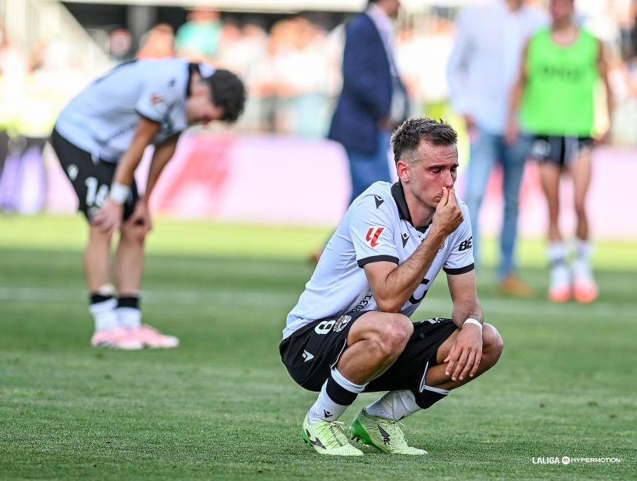 MasFutbolMARCA's tweet photo. ‼️ Muy duro lo del @Burgos_CF: fuera de los playoffs (7º) con ¡72 puntos! y siendo, de largo, el equipo con menos goles encajados

👉 Con el actual formato, se llegó a pelear por el ascenso con 61 puntos: con esa cifra, acabaron subiendo el Córdoba (2013-14) y el Elche (2019-20) https://t.co/JJ3YHPTfwR