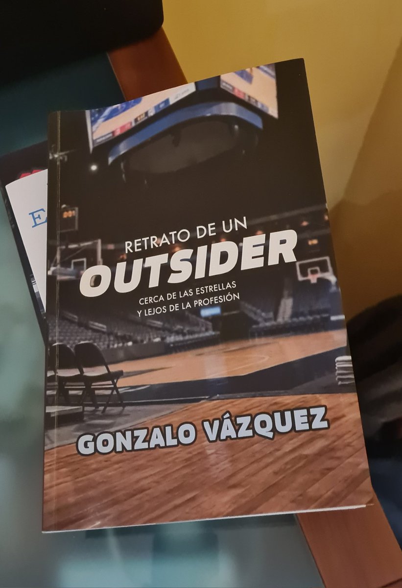 FrancescFerna12's tweet photo. Hoy he acabado de leer un gran libro, lleno de verdades como puños, de amor al basket y de bofetadas de realidad, obra de alguien a quien admiro y que merece todo lo bueno que le pase en la vida.  Felicidades y gracias @GVazquezNY. Nos debemos 20 años https://t.co/JJchGSmPwm