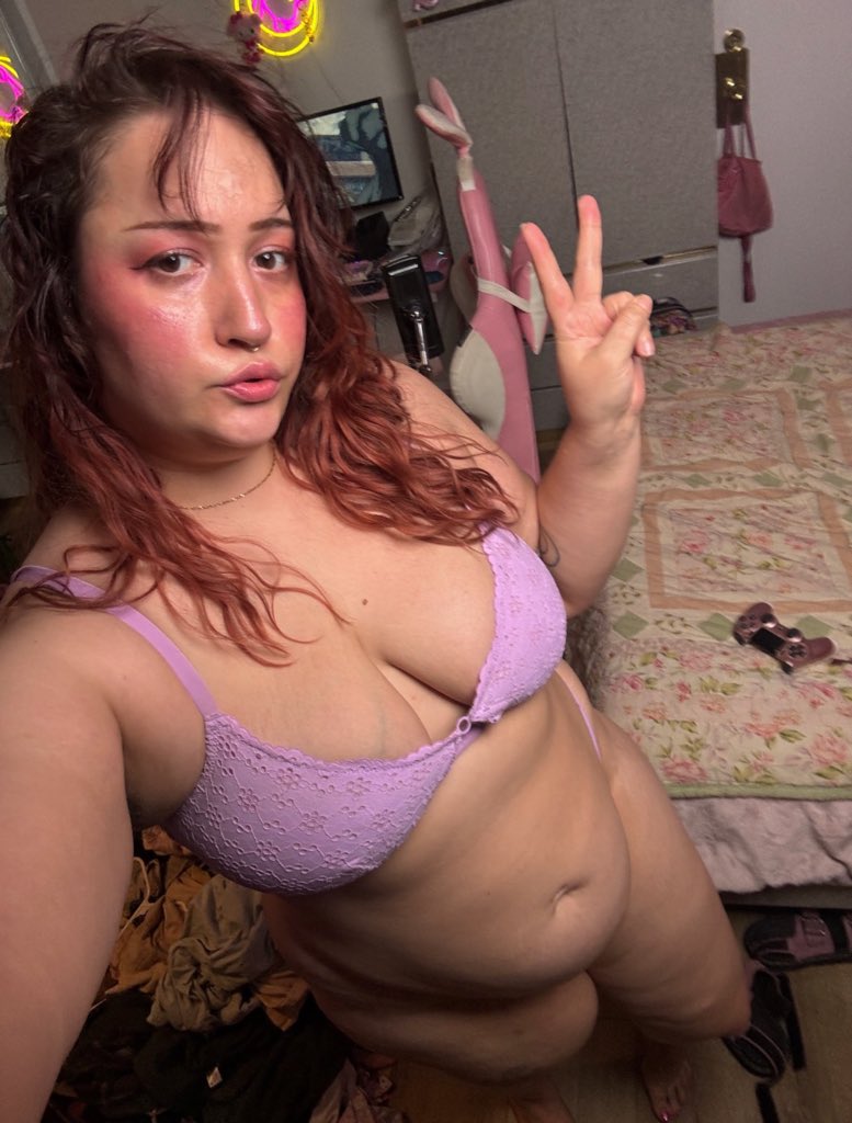 r0selareine's tweet photo. say hi if i can send you some cutie pics in DMs even tho i’m BBW :33 https://t.co/6gjqp83yqC