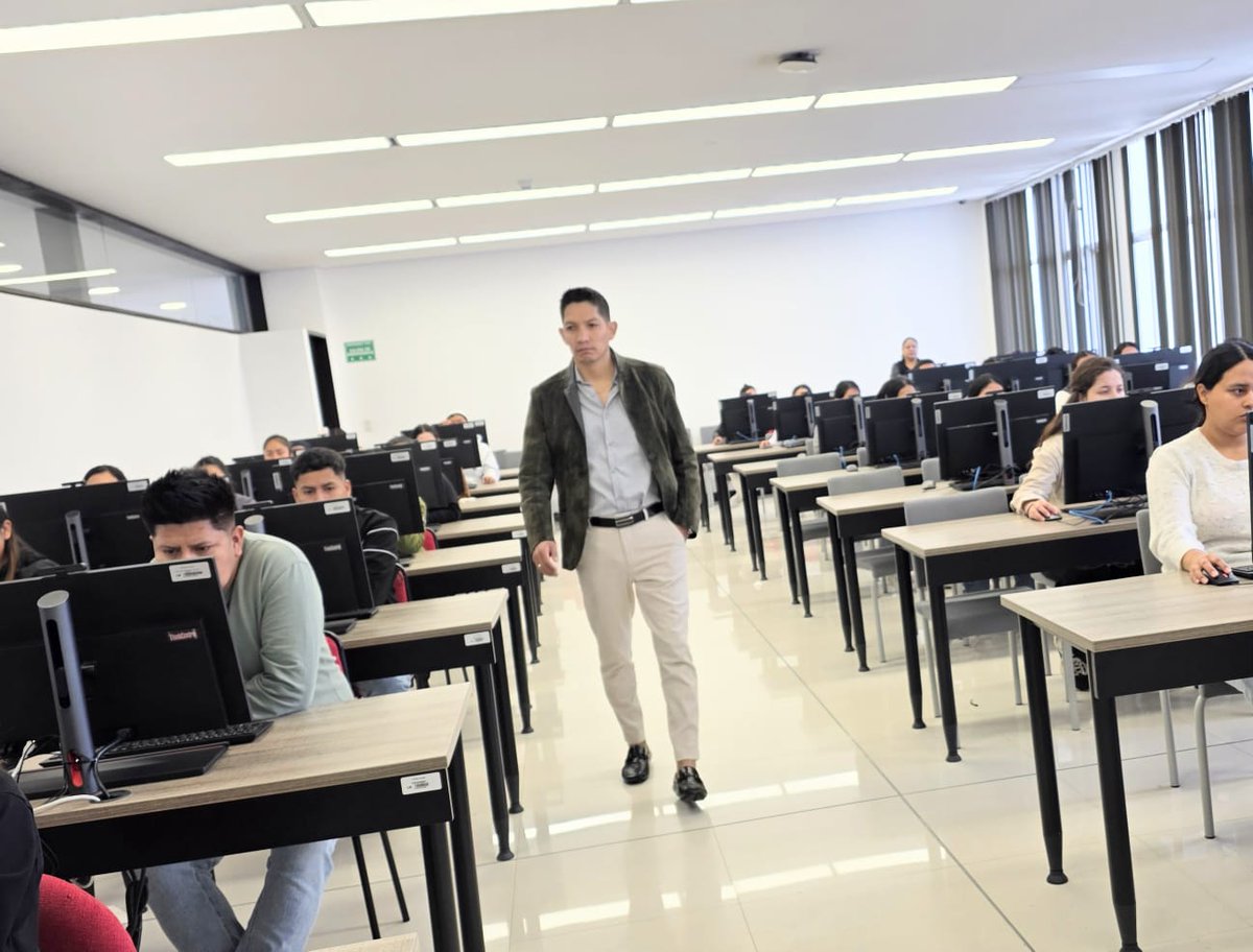 Caces_Ec's tweet photo. Wladimir Paredes, consejero del #CACES, visitó la Universidad de Cuenca para constatar el desarrollo de la jornada de aplicación del #EHEP de la carrera de Enfermería, como parte del seguimiento institucional a este proceso de evaluación a escala nacional. https://t.co/KPG1KgfRr6