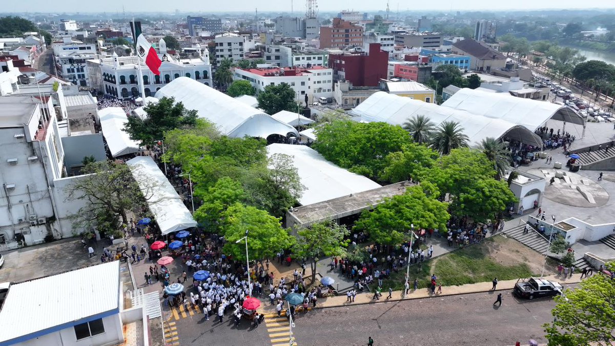 TabascoJavier's tweet photo. Junto a más de 20 mil tabasqueñas y tabasqueños respondimos con mucho entusiasmo al llamado de nuestra Presidenta @Claudiashein. En Plaza de Armas, celebramos el segundo aniversario del triunfo del pueblo y la confianza que le dio a este movimiento para continuar transformando a México.

A quienes pretenden desestabilizar y detener el progreso de nuestro país, les decimos: Nuestra soberanía nacional no se condiciona, ni se negocia. El destino de México lo decide su pueblo y nadie más, tenemos claro que estamos del lado correcto de la historia.

Tabasco seguirá avanzando en esta etapa de transformación nacional y defensa plena de su soberanía ¡Viva México! ¡Viva Tabasco!