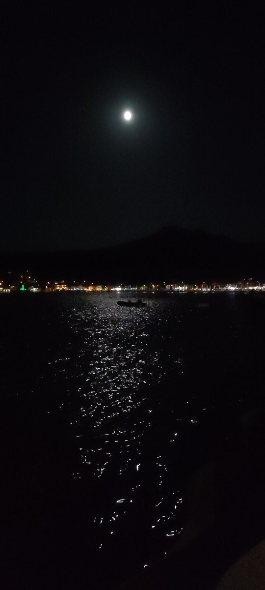 Dmt_Yvz_'s tweet photo. Ne yıld��zlar 🌠 tutunabildi karanlık gökyüzüne 🌌 
Nede parlayan her umut hak ettiği gibi ışık saçabildi bu hayatta..! 
🌊✨🌙💫🌕🎑🙏🏽

#iyigeceler 
#night #Dolunay 
#FullMoonMagic https://t.co/JGki7KBFzW