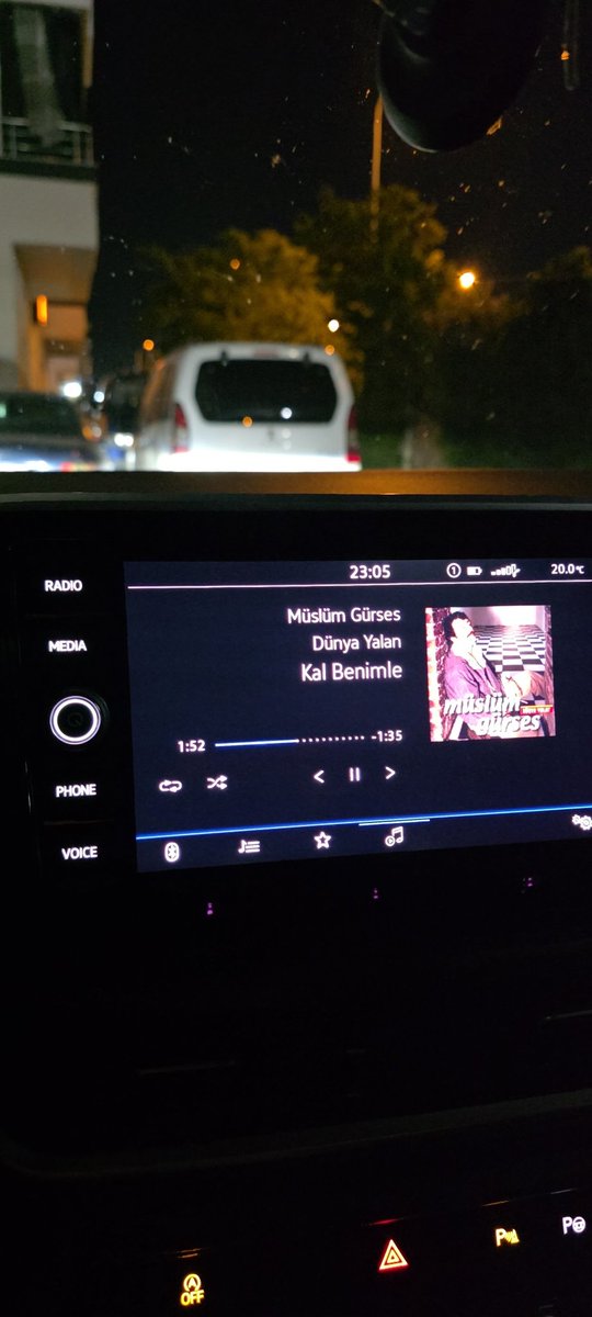 begumsarmis's tweet photo. Bazı şarkılar bitmeden arabadan inemem sen seversin sevmezsin beni ilgilendirmez https://t.co/PMZRHCvNsE